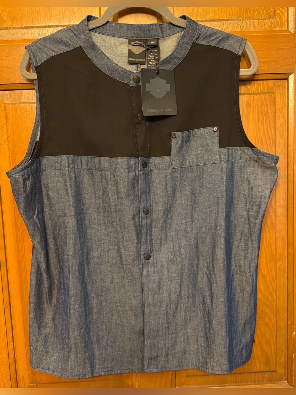 Harley-Davidson Blue Chambray and Black Sleeveless Snap Top. XL